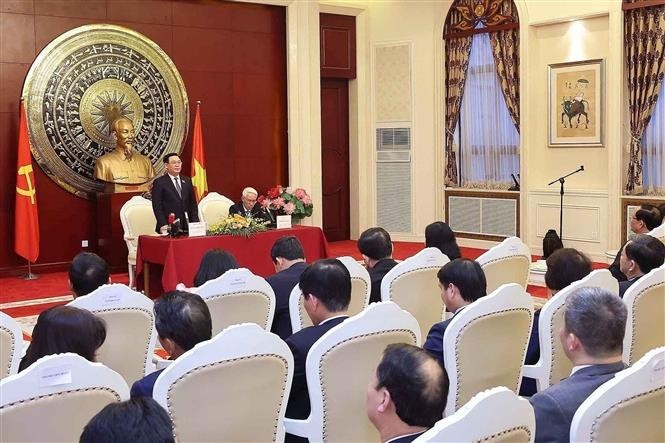 Chairman of the National Assembly engages with the Vietnamese community in China