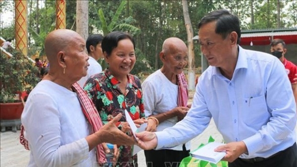 Poor Khmer families in An Giang given gifts on Chol Chnam Thmay Festival