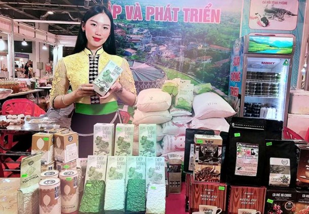 Sản phẩm Diệp Thanh Trà (Công ty TNHH Hương Linh tỉnh Ðiện Biên) tham gia Hội chợ Thương mại sản phẩm OCOP các tỉnh phía Bắc. (Nguồn: