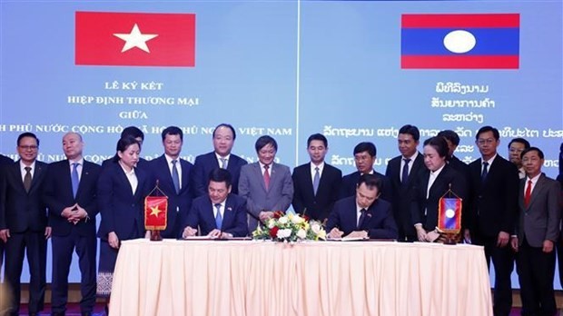 Vietnam, Laos Ministers hold talks, signing new trade agreement