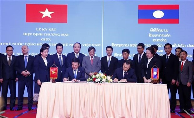 Vietnam, Laos Ministers hold talks, signing new trade agreement