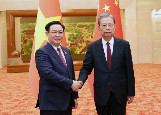 Vietnam, China top legislators hold talks in Beijing