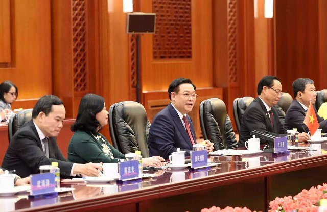 Vietnam, China top legislators hold talks in Beijing