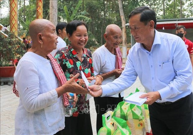 Poor Khmer households in An Giang given gifts on Chol Chnam Thmay Festival | Society | Vietnam+ (VietnamPlus)