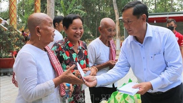 Poor Khmer households in An Giang given gifts on Chol Chunam Thay Festival