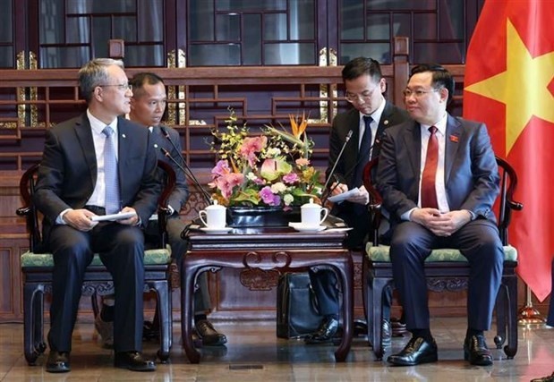 NA Chairman Vuong Dinh Hue receives leaders of large Chinese groups
