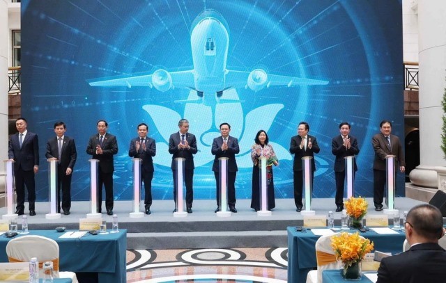 NA Chairman Vuong Dinh Hue attends Vietnam Airlines&rsquo; ceremony marking 30-year presence in China