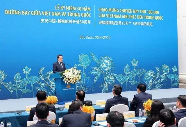 NA Chairman Vuong Dinh Hue attends Vietnam Airlines&rsquo; ceremony marking 30-year presence in China