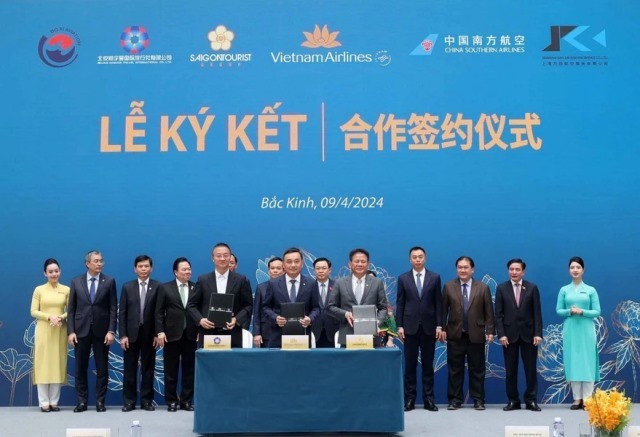 NA Chairman Vuong Dinh Hue attends Vietnam Airlines&rsquo; ceremony marking 30-year presence in China