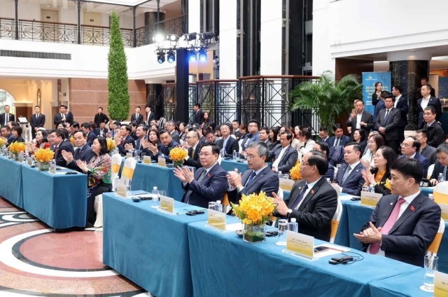 NA Chairman Vuong Dinh Hue attends Vietnam Airlines&rsquo; ceremony marking 30-year presence in China