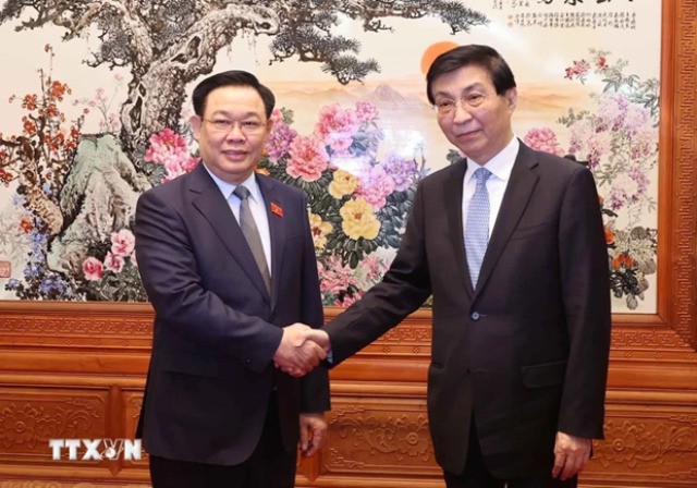 NA Chairman Vuong Dinh Hue meets Chinese front leader Wang Huning