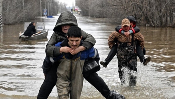 Nước sông dâng cao, hàng trăm nghìn người Nga và Kazakhstan phải sơ tán