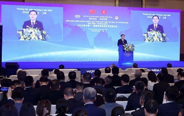 NA Chairman Vuong Dinh Hue participates in policy, law forum in Shanghai