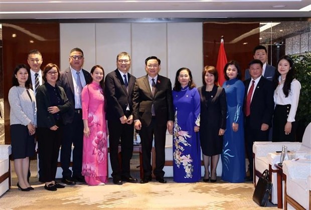 NA Chairman Vuong Dinh Hue receives leaders of major Chinese groups in Shanghai