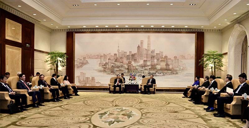 NA Chairman Vuong Dinh Hue receives Shanghai Party chief Chen Jining