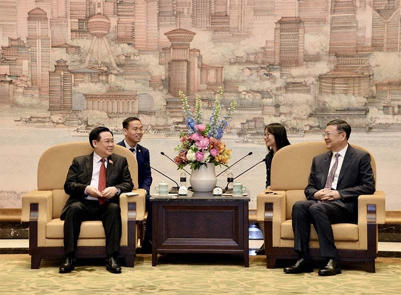 NA Chairman Vuong Dinh Hue receives Shanghai Party chief Chen Jining