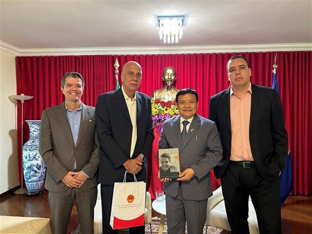 etnamese Ambassador to Brazil Bui Van Nghi (second from right) and Vice Mayor of Rio de Janeiro Nilton Caldeira (third from right). (Source: VNA)