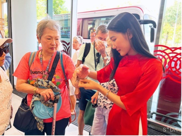Tourists were delighted to receive the bracelet as a gift. Photo: dangcongsan.vn