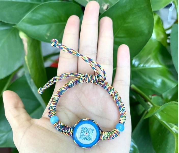 Compact handmade bracelet with QR code integrating images and information about monuments and landscapes of Ba Ria - Vung Tau Province. Photo: dangcongsan.vn