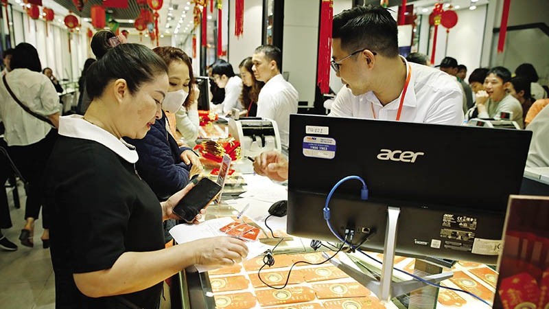 Gold at historic peak, auctions receive lukewarm reception