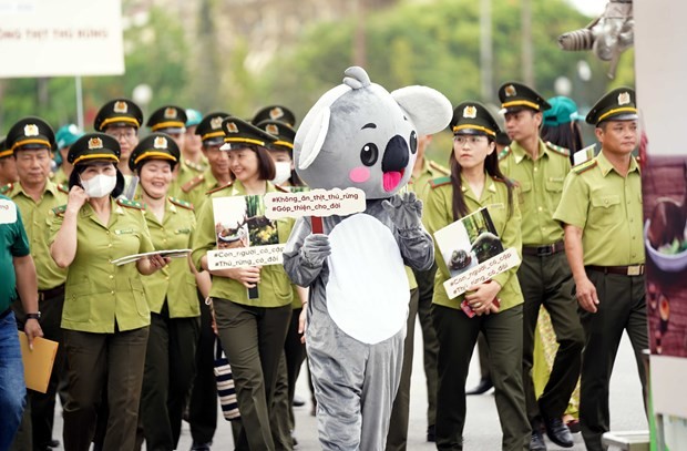 Quang Binh people, soldiers join a parade to call on the community to end the consumption of wild animals (Photo: VNA)