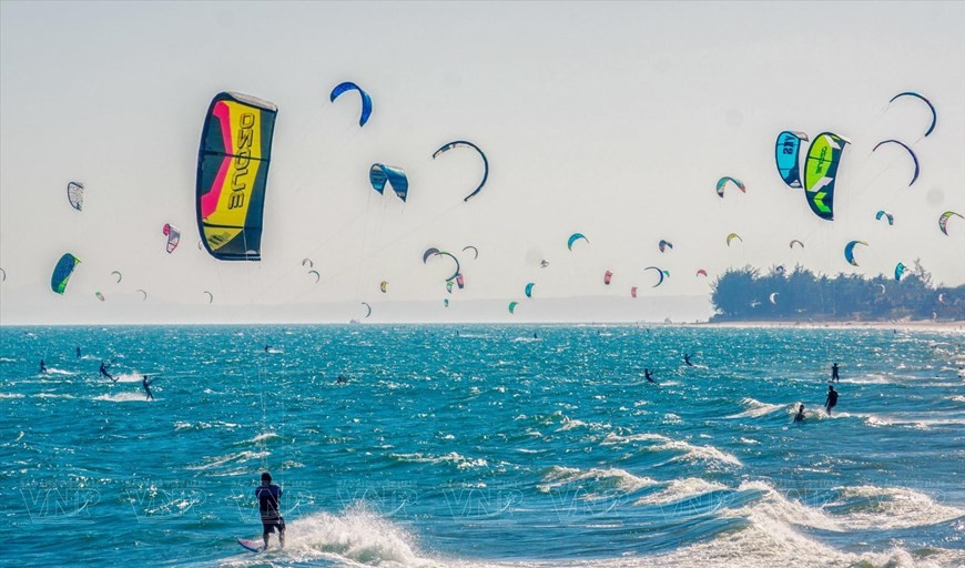 During the northeast monsoon season, water sports such as windsurfing attract many tourists, as does paragliding. (Photo: VNP/VNA)
