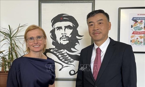 Vietnamese Ambassador to the Czech Republic Duong Hoai Nam (right) and Chairwoman of the Communist Party of Bohemia and Moravia (KSCM) Katerina Konecna at their meeting on April 17 (Photo: VNA)