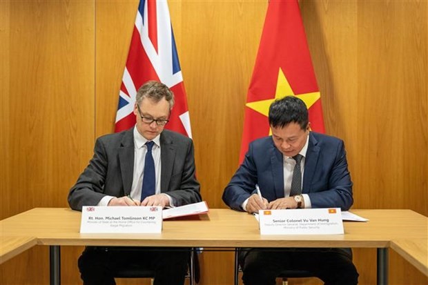Colonel Vu Van Hung, Deputy Director of the Immigration Department at Vietnam’s Ministry of Public Security (right), and Michael Tomlinson, the UK’s Minister for Countering Illegal Migration, sign a Joint Statement of cooperation to reaffirm the two countries’ strong partnership. (Photo: Courtesy of  the UK’s Home Office)