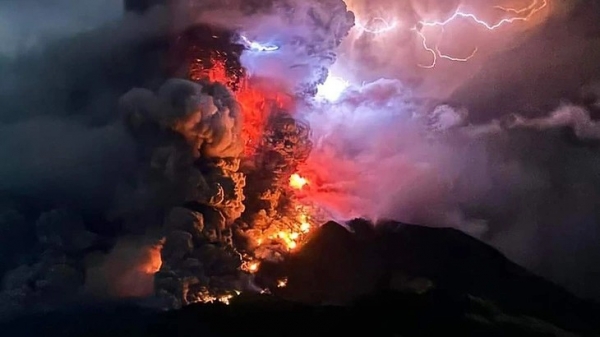 Hàng nghìn hành khách bị hoãn chuyến bay do núi lửa phun trào tại Indonesia