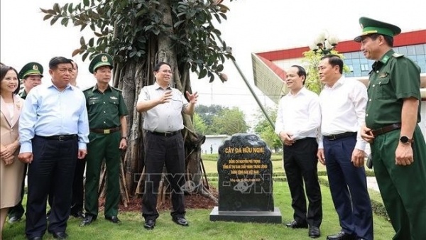 PM Pham Minh Chinh visits int'l border gate, inspects projects in Lang Son
