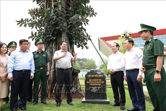 PM Pham Minh Chinh visits int'l border gate, inspects projects in Lang Son