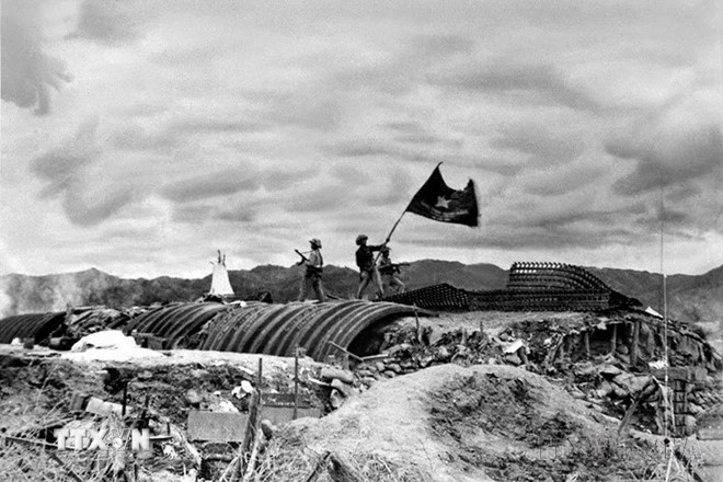 Ngày 7/5/1954, toàn bộ Tập đoàn cứ điểm của địch ở Điện Biên Phủ đã bị tiêu diệt. Lá cờ 'Quyết chiến, Quyết thắng' của Quân đội Nhân dân Việt Nam tung bay trên nóc hầm tướng De Castries, kết thúc cuộc kháng chiến chống Pháp oanh liệt đầy hy sinh, gian khổ