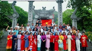 Overseas Vietnamese return home to commemorate Hung King - legendary nation founders