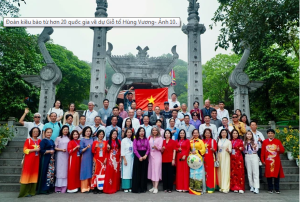 Overseas Vietnamese return home to commemorate legendary nation founders  | Society | Vietnam+ (VietnamPlus)