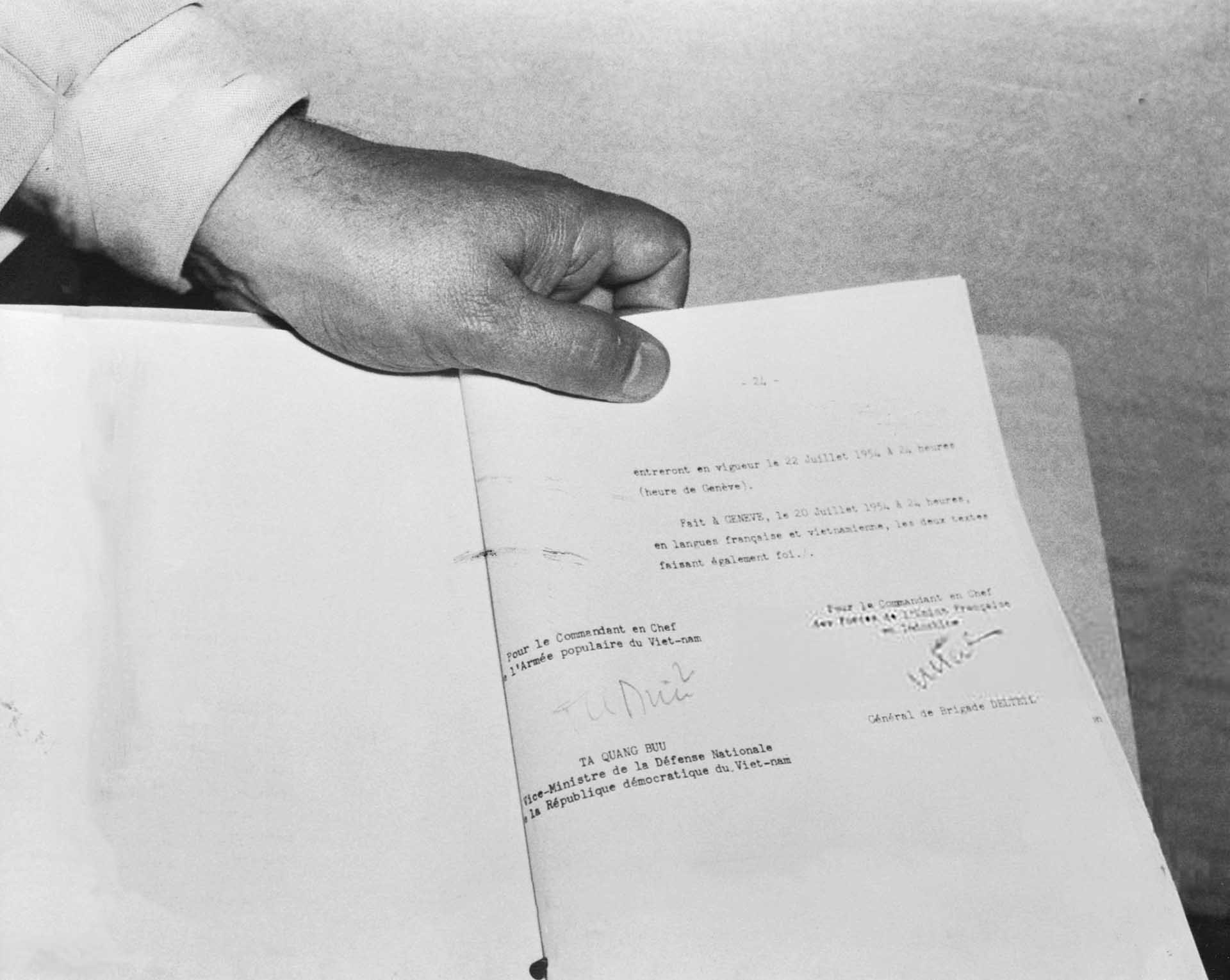 Thỏa thuận ngừng bắn lịch sử được ký tại Geneva có chữ ký của Tướng Henri Delteil, đại diện cho Pháp và Thứ trưởng Quốc phòng Việt Nam DCCH Tạ Quang Bửu. (Nguồn: Gettyimages)