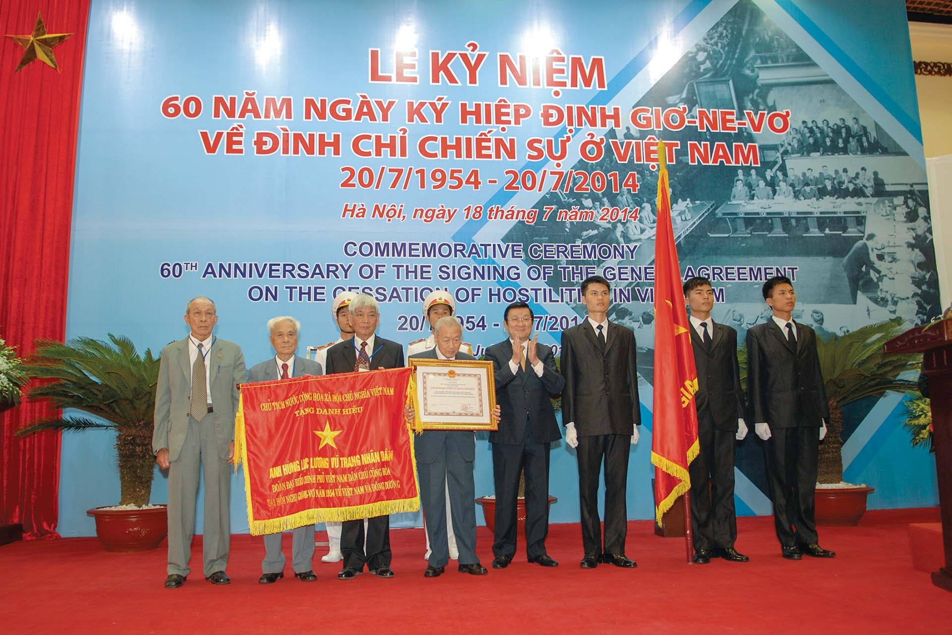 Chủ tịch nước Trương Tấn Sang trao tặng danh hiệu “Anh hùng Lực lượng vũ trang nhân dân Việt Nam” cho Đoàn đại biểu  Việt Nam DCCH tham dự Hội nghị Geneva năm 1954.