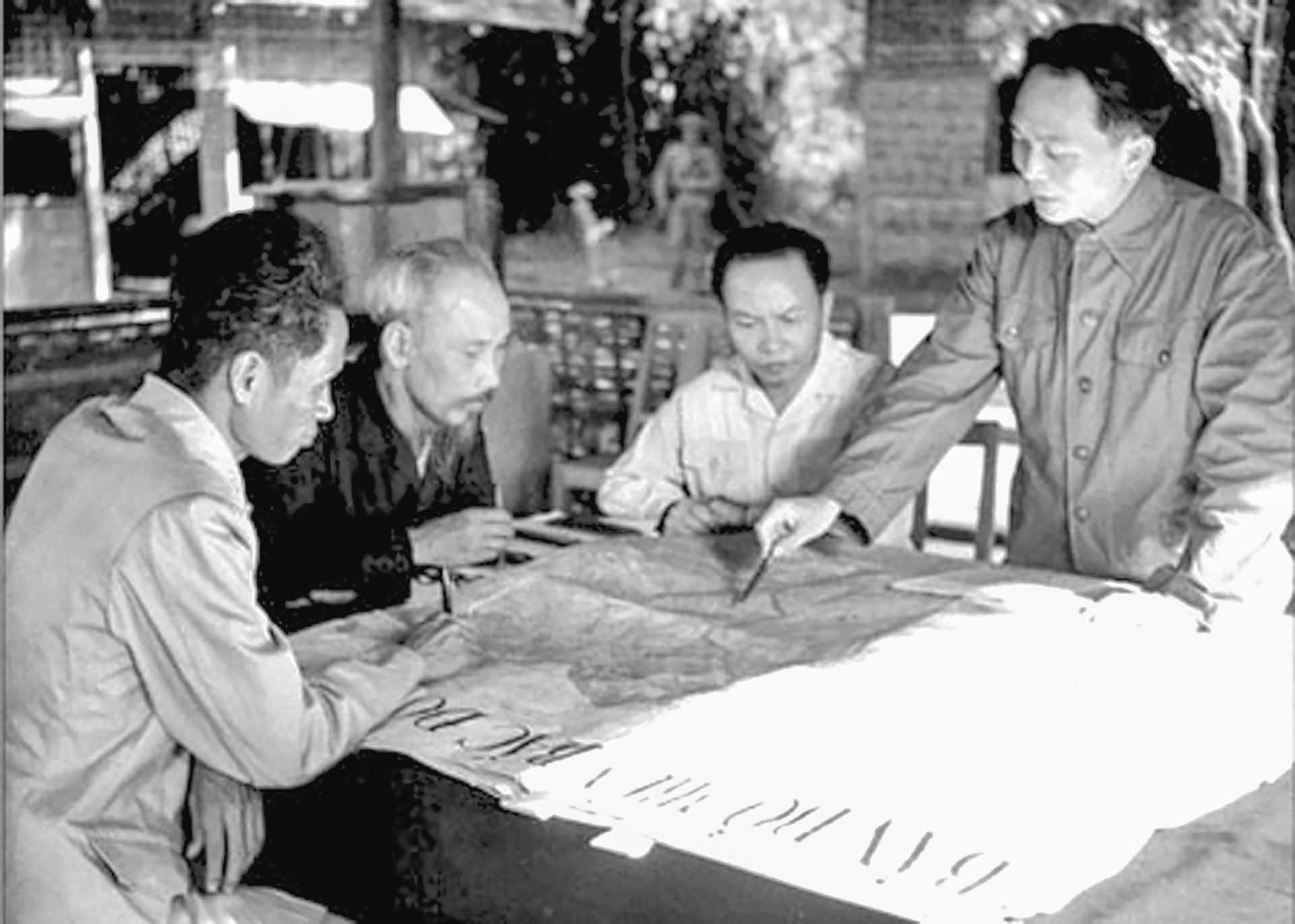Đại tướng Võ Nguyên Giáp trình bày với Chủ tịch Hồ Chí Minh và các đồng chí lãnh đạo Đảng, Nhà nước kế hoạch mở chiến dịch Điện Biên Phủ năm 1954.