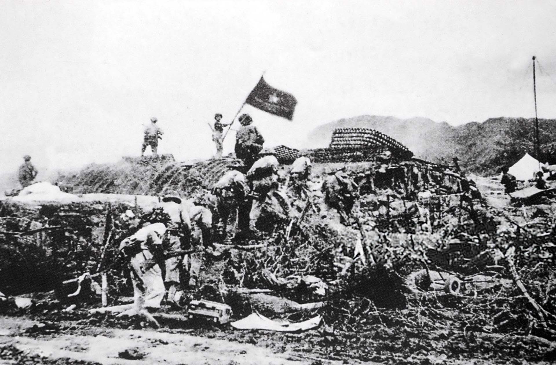 Bộ đội ta cắm cờ trên nóc hầm De Castries ở Điện Biên Phủ, ngày 7/5/1954.  (Nguồn: Gettyimages)