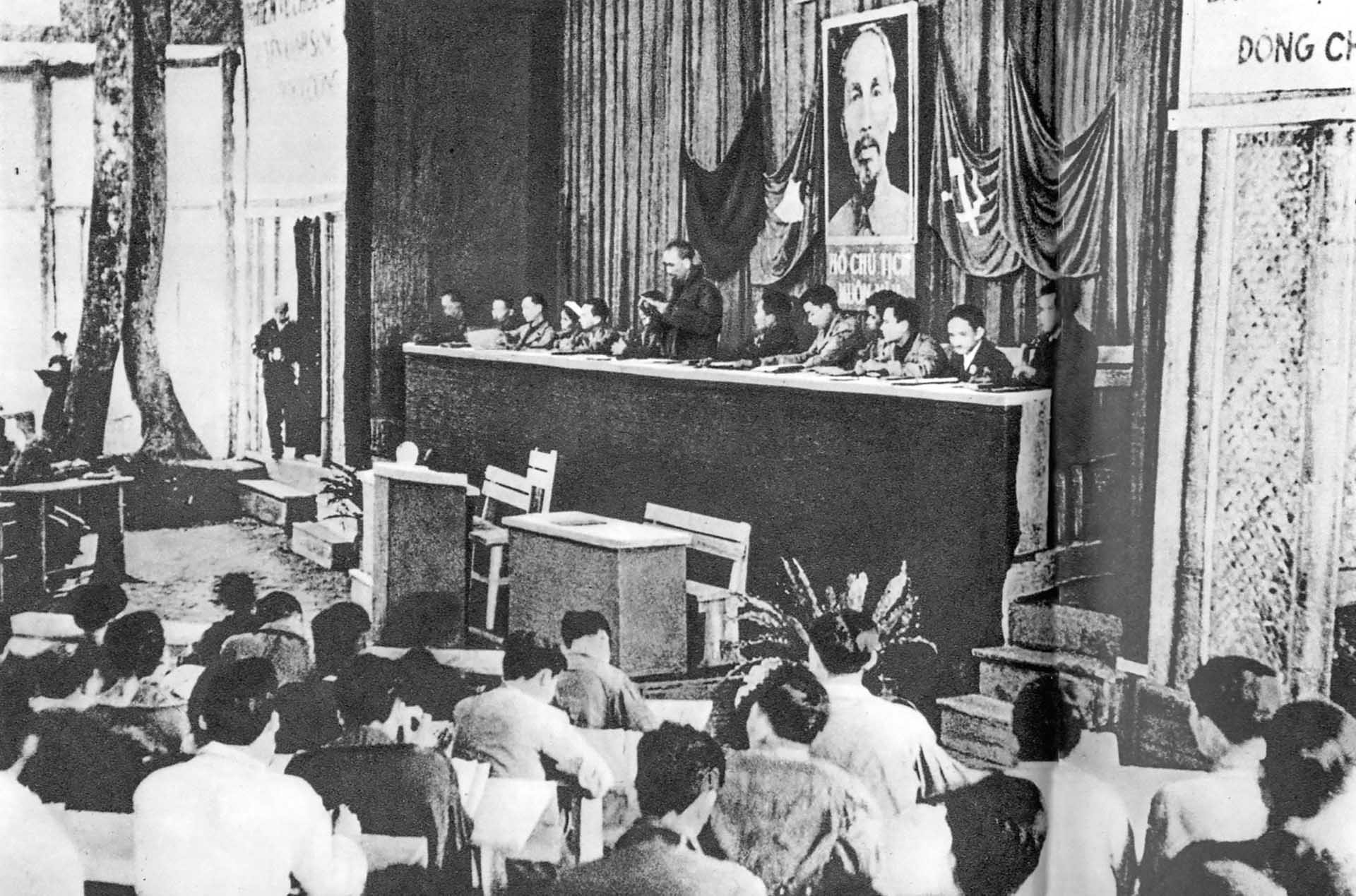 Chủ tịch Hồ Chí Minh đọc Báo cáo chính trị tại Đại hội đại biểu toàn quốc lần thứ II Đảng Lao động Việt Nam họp ở Việt Bắc, tháng 2/1951.