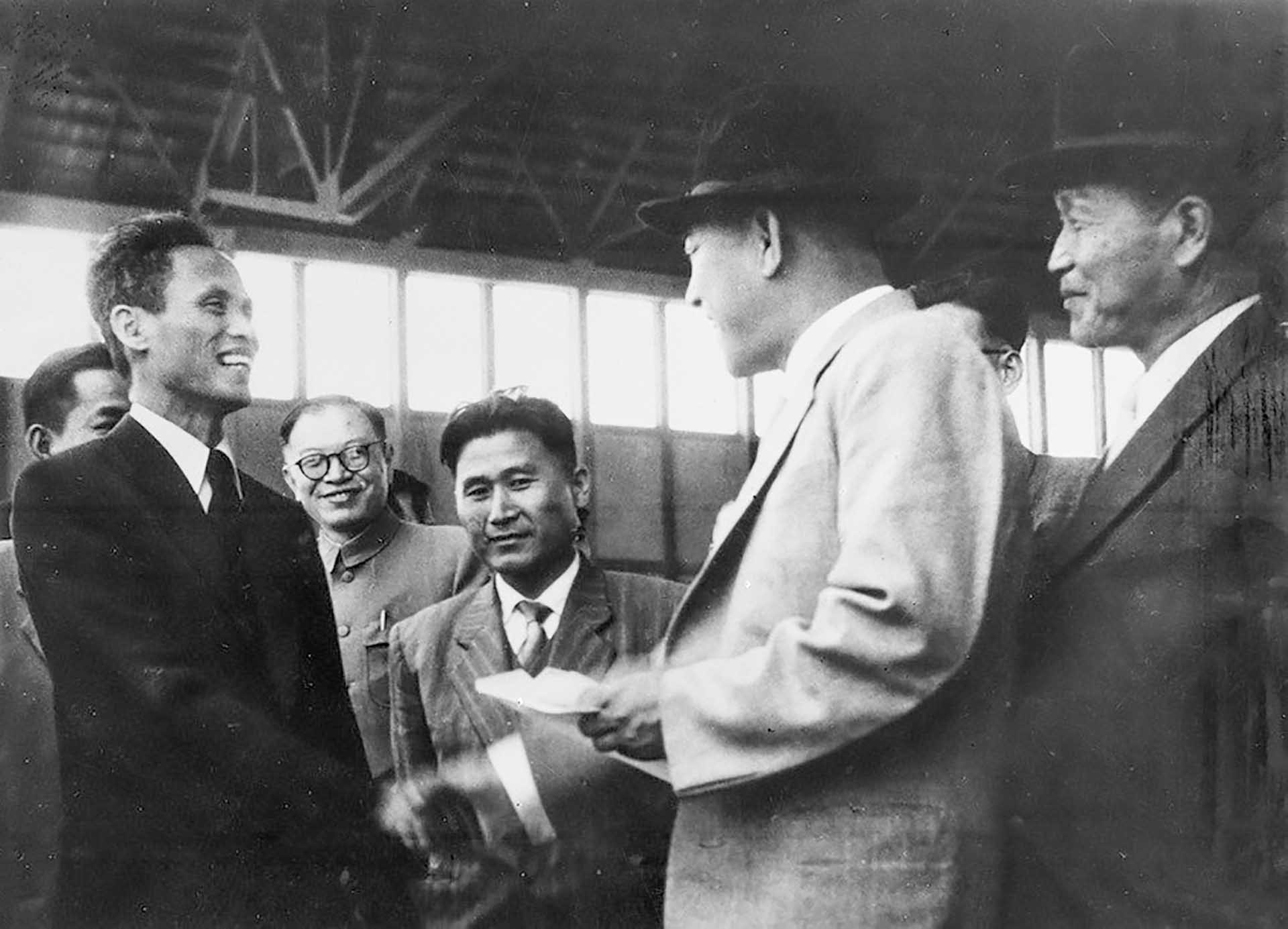Phó Thủ tướng Phạm Văn Đồng (trái) tiễn Bộ trưởng Ngoại giao Triều Tiên Nam Nhật tại sân bay Geneva, Thụy Sỹ, năm 1954.