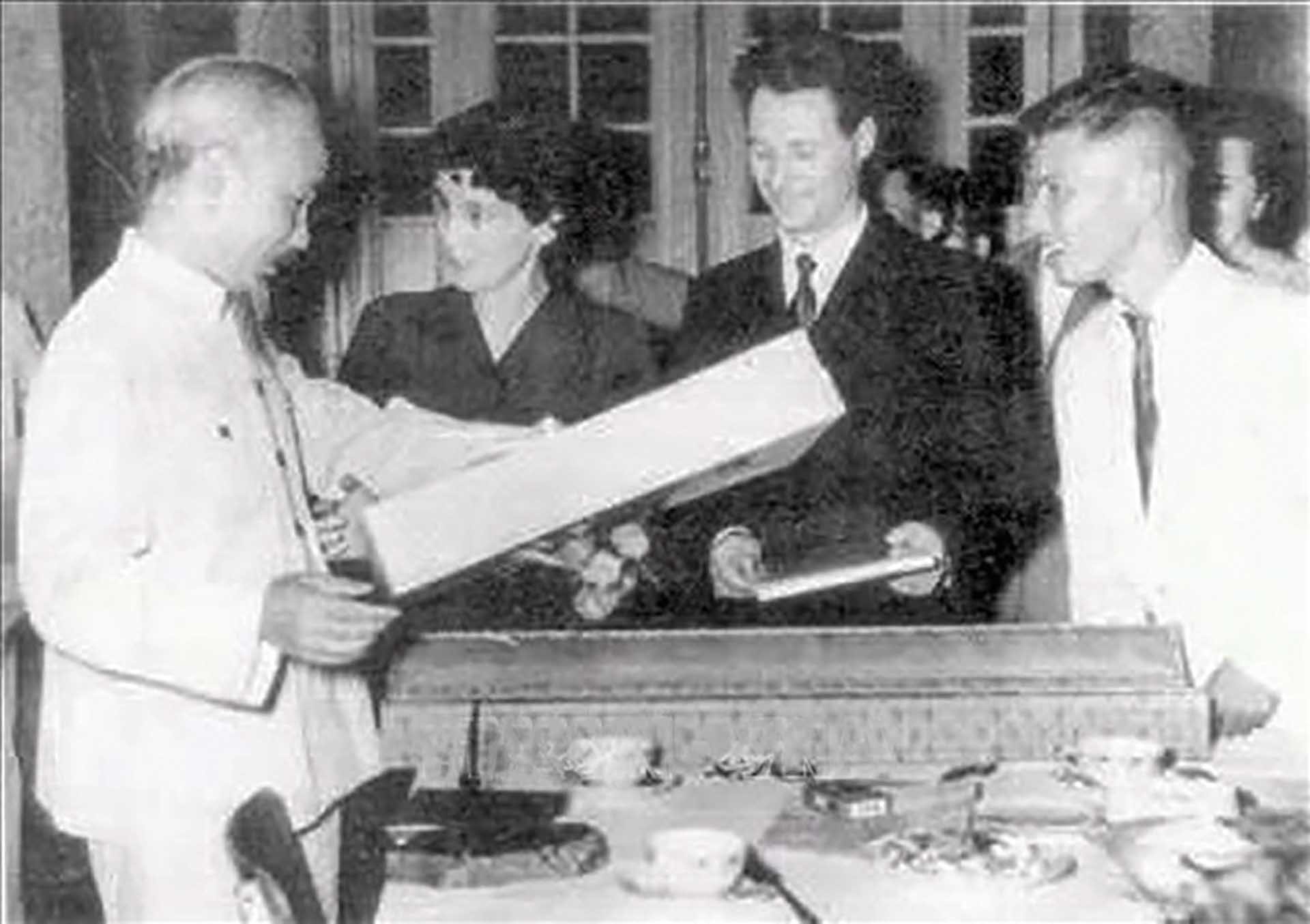 Chủ tịch Hồ Chí Minh tiếp bà Raymonde Dien và ông Henri Martin trong Đoàn Thanh niên Cộng sản Pháp thăm Việt Nam, Hà Nội, tháng 11/1956.