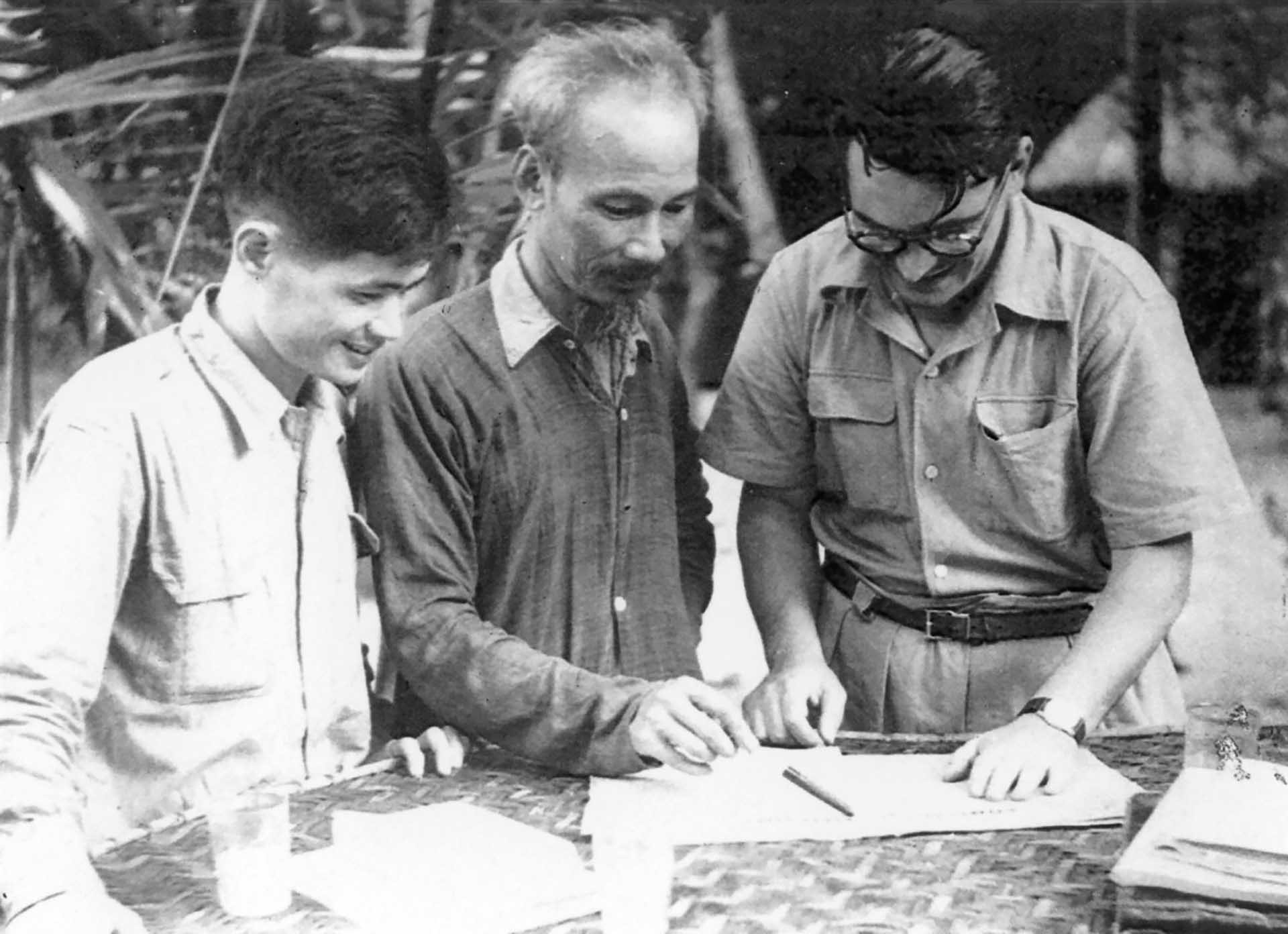 Bác Hồ gặp phóng viên Léo Figuères, Đảng viên Đảng cộng sản Pháp tại Chiến khu Việt Bắc.