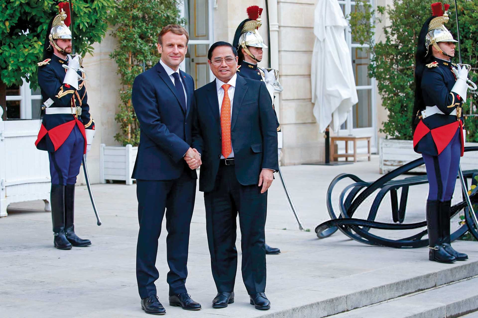Tổng thống Emmanuel Macron đón Thủ tướng  Phạm Minh Chính trong chuyến thăm chính thức Pháp, tháng 11/2021. (Nguồn: TTXVN)