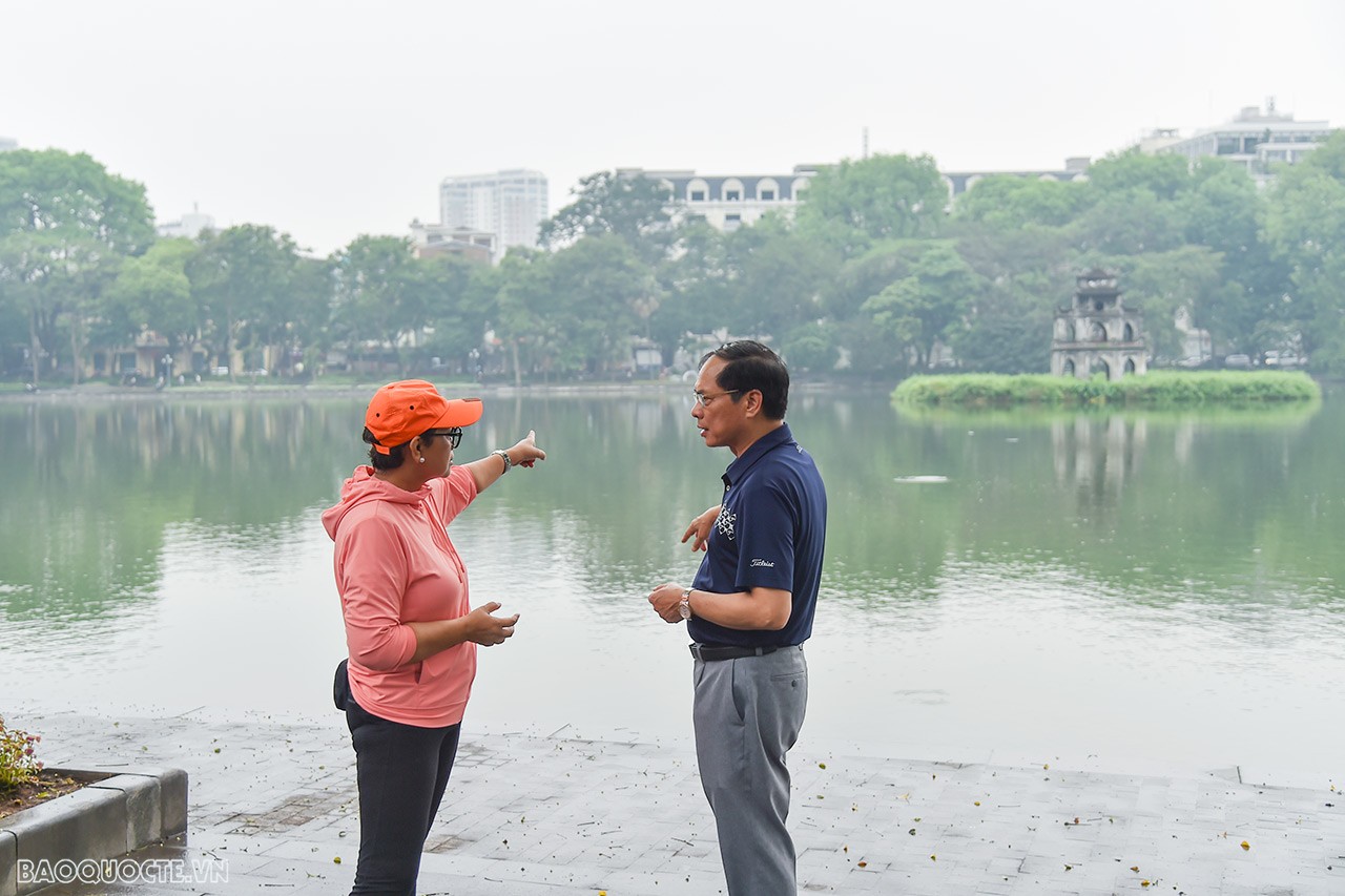 FM Bui Thanh Son invited Indonesian FM Retno Marsudi for a morning stroll, Pho and coffee in Hanoi