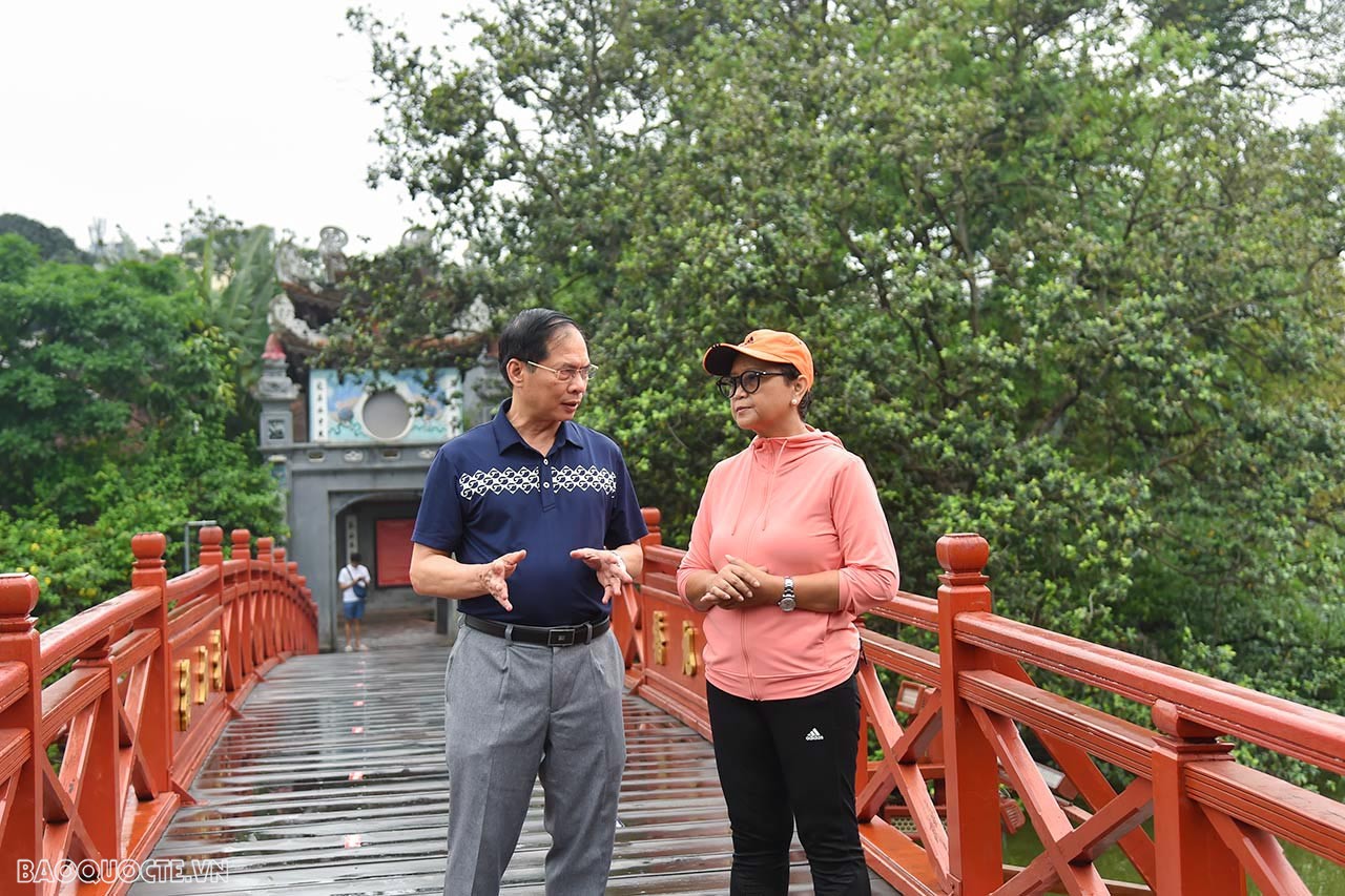 Foreign Ministers Bui Thanh Son and Retno Marsudi enjoy morning stroll, pho, and coffee in Hanoi