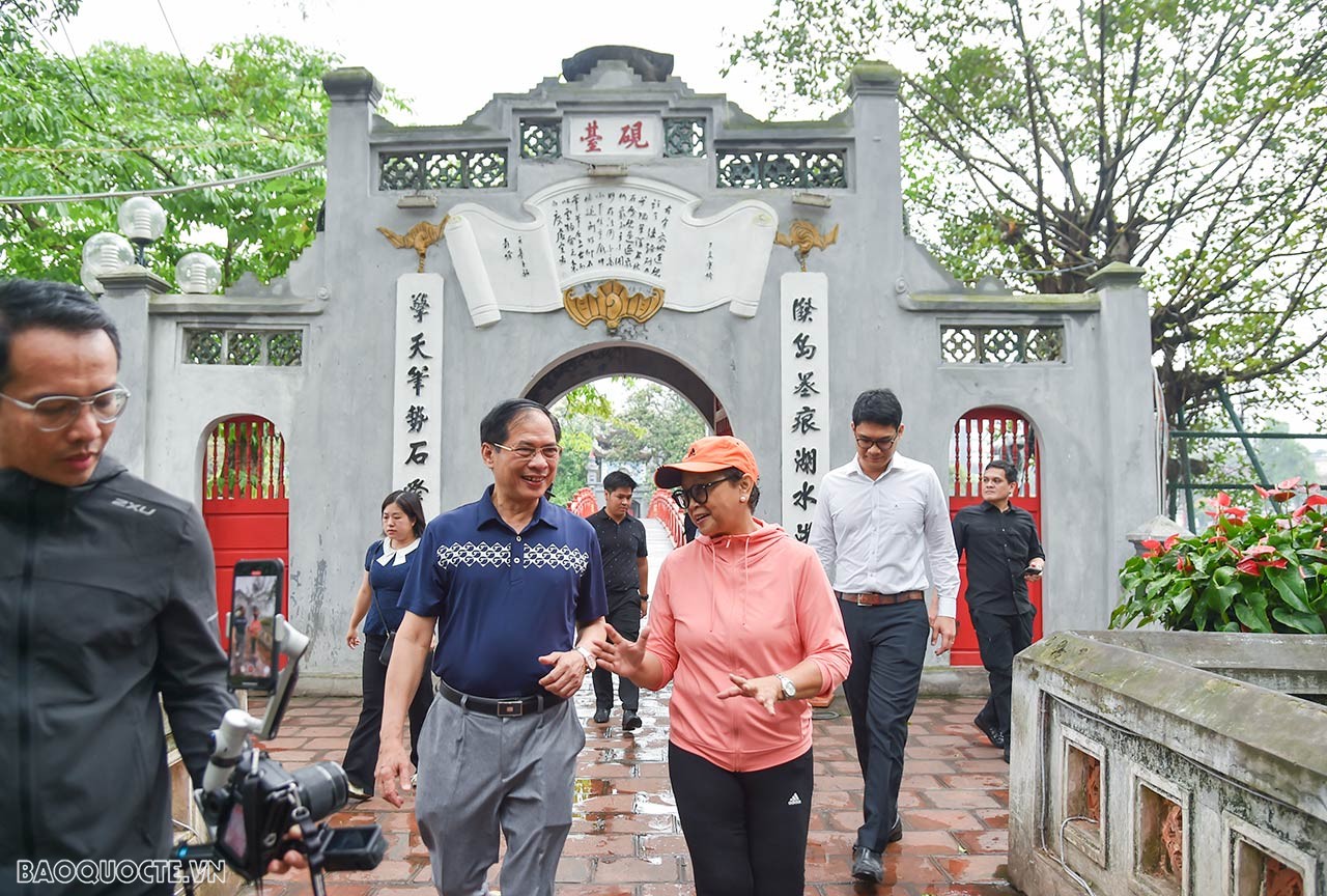 Foreign Ministers Bui Thanh Son and Retno Marsudi enjoy morning stroll, pho, and coffee in Hanoi