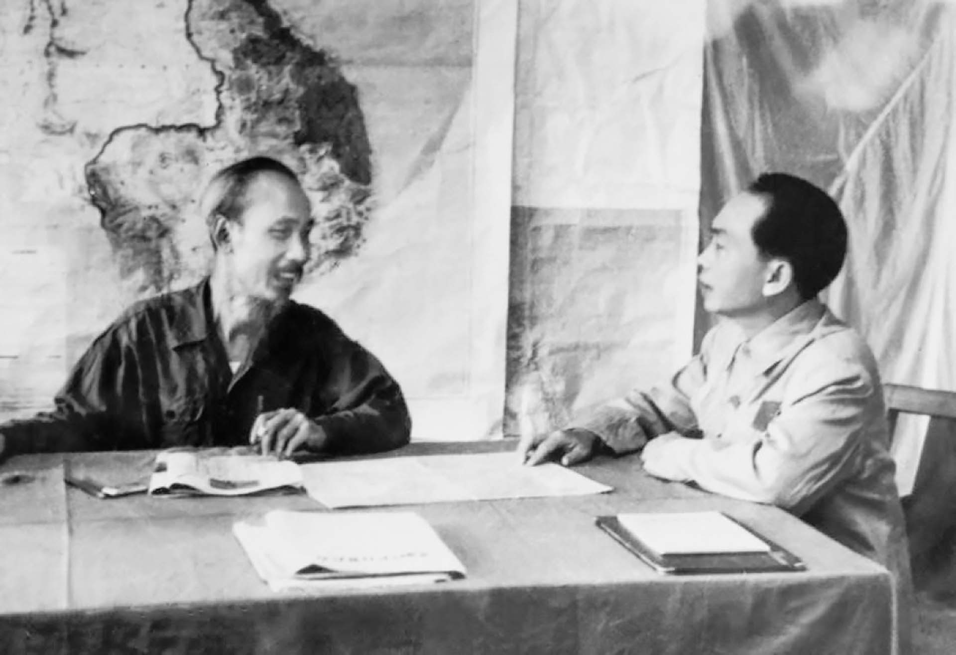 Chủ tịch Hồ Chí Minh và Đại tướng Võ Nguyên Giáp bàn kế hoạch tác chiến Chiến dịch Điện Biên Phủ năm 1954.