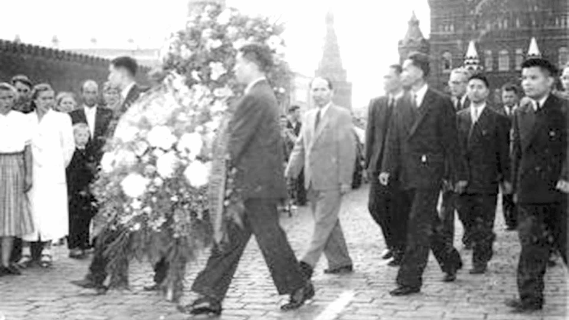 Đoàn Đại biểu Việt Nam DCCH viếng Lăng Lê Nin sau khi khi kết thúc Hội nghị Geneva. Đoàn Đại biểu Việt Nam DCCH viếng Lăng Lê Nin sau khi khi kết thúc Hội nghị Geneva.