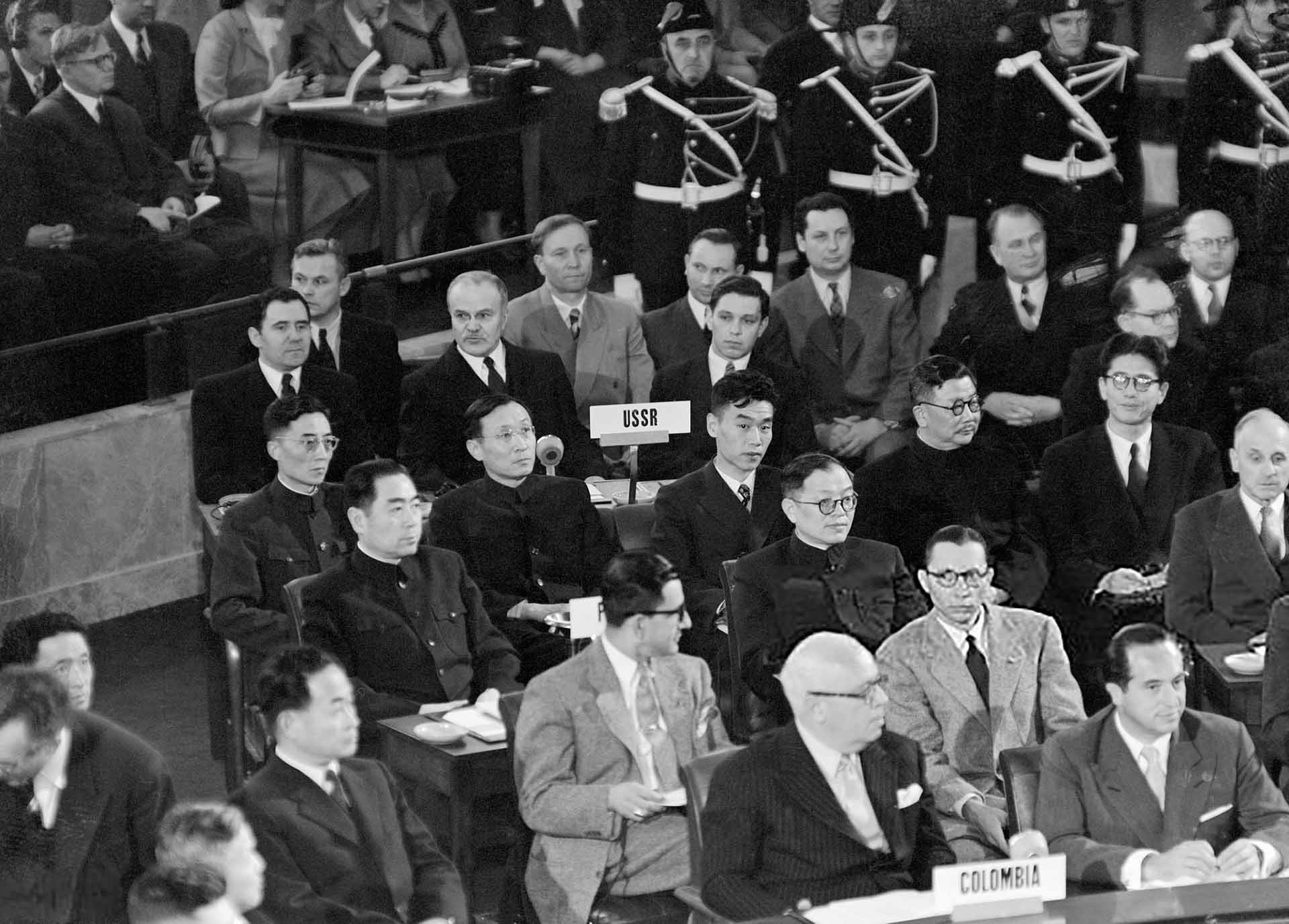 Ngoại trưởng Liên Xô V. Mikhailovich Molotov và Ngoại trưởng Trung Quốc Chu Ân Lai tại một phiên họp ở Geneva. (Nguồn: Gettyimages)