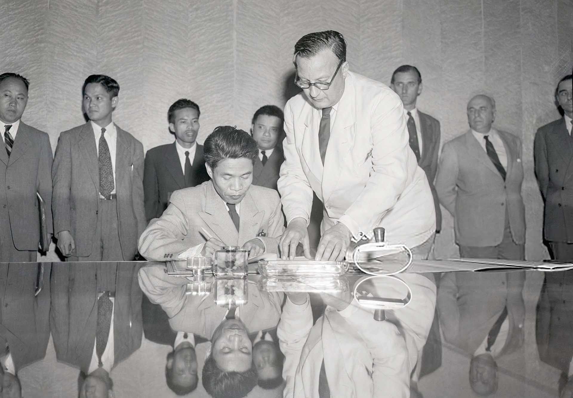Thứ trưởng Bộ Quốc phòng Tạ Quang Bửu thay mặt Việt Nam DCCH ký Hiệp định Geneva 1954. (Nguồn: Gettyimages)